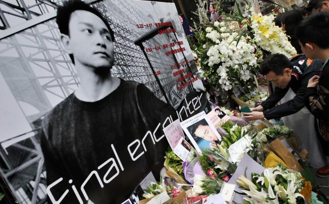 Miss you much: Fans lay flowers and photos of late Canto-pop star Leslie Cheung outside the Mandarin Oriental in Central. Photo: Felix Wong