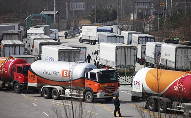 South Korean security guards keep watch as South Korean trucks return to South Korea's Customs, Immigration and Quarantine after they were banned from entering the Kaesong industrial complex in North Korea, on Wednesday. Photo: Reuters