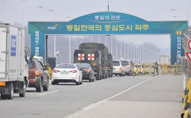 Vehicles at a South Korean military checkpoint on the road to the Kaesong Industrial complex across the border in North Korea. Photo: AFP