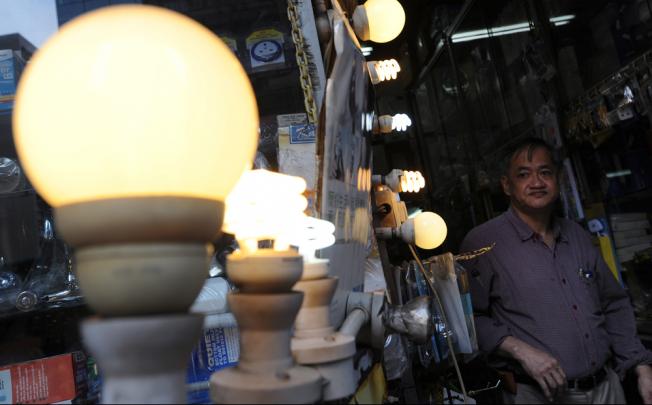 Compact fluorescent lamps and LEDs use less energy than an incandescent bulb. Photo: K.Y. Cheng