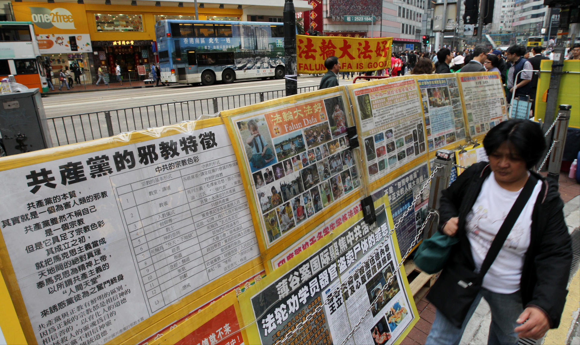 Banners promoting Falun Gong and defending its followers have reappeared at the junction of Yee Wo Street and Great George Street in Causeway Bay. Photo: Felix Wong