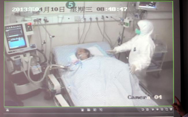 A nurse taking care of an H7N9-contracted patient in Hangzhou, capital of Zhejiang Province. Growing panic over the new strain of bird flu has sparked panic buying of  ban lan gen, a perceived cure. Photo: Xinhua