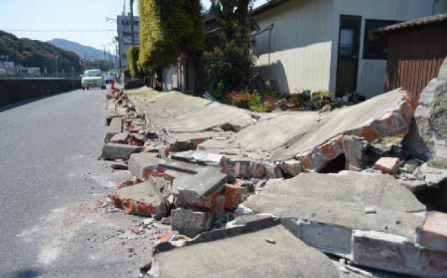 A concrete wall has collapsed in Sumoto, on Awaji island, Hyogo prefecture, western Japan on April 13, 2013 after a strong earthquake attacked. Photo: AFP