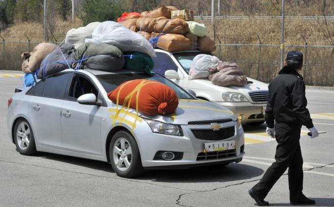 South Korean cars, carrying sacks of clothes made in the Kaesong joint industrial complex, arrive at the border city of Paju. Photo: AFP