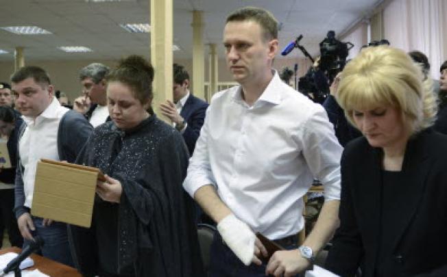 Russian opposition leader Alexei Navalny, second right, stands while listening to a judge in a courtroom during a trial in Kirov, Russia, Wednesday. Photo: AP