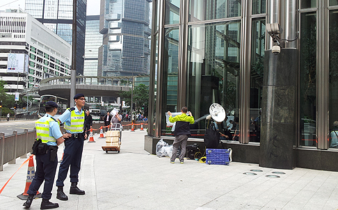 Police officers stand by outside Cheung Kong Center in Central on Wednesday. Photo: Joyce Man