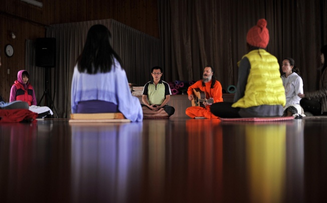 Dada Yogananda starts a meditation session with a little music. Photos: Chris Stowers/Panos