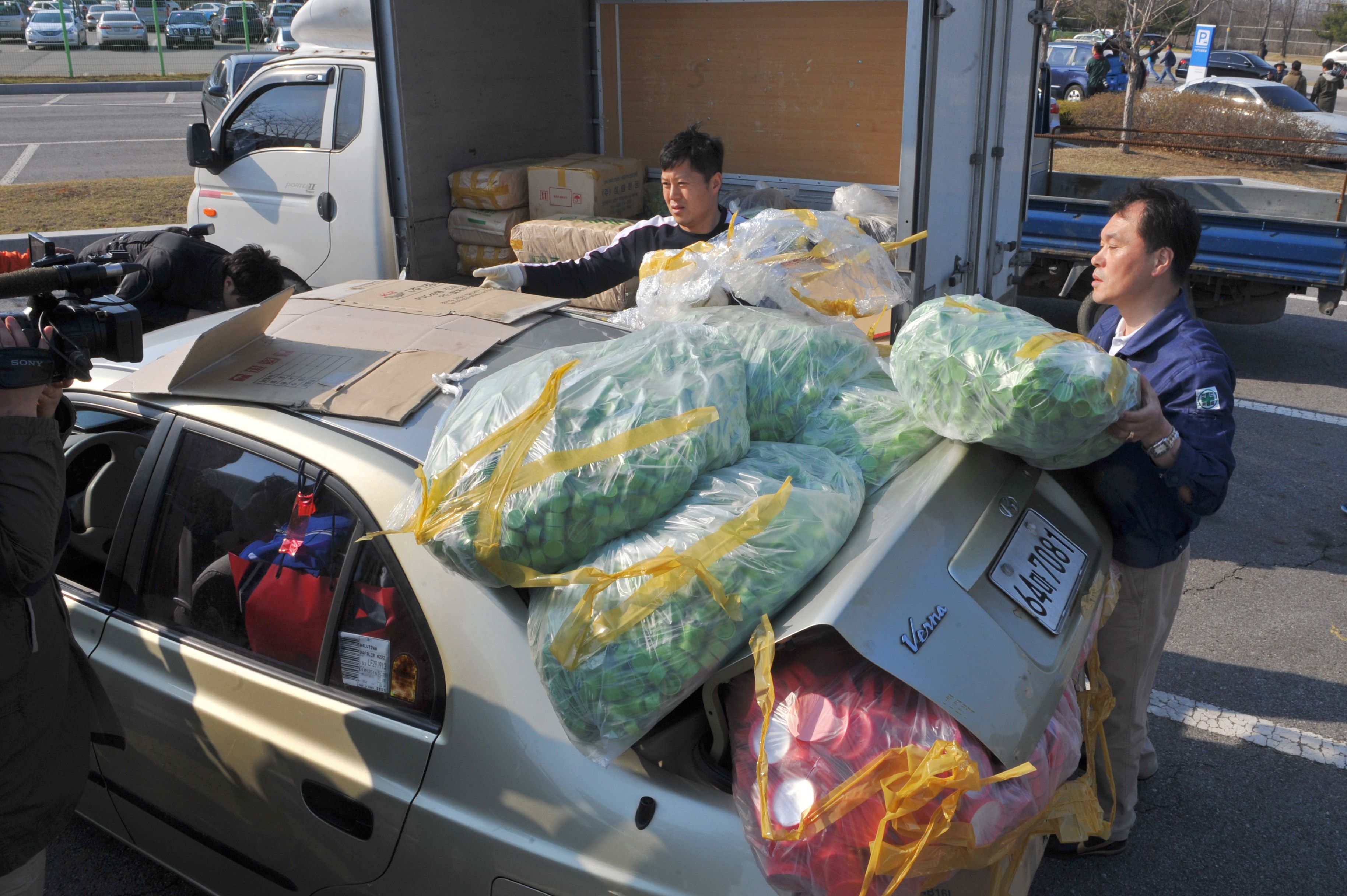 South Korean workers unload products made at the Kaesong Industrial Complex in North Korea, after arriving at at the military checkpoint in the border city of Paju. Dozens of South Korean workers returned from the jointly run factory park on Saturday as part of an evacuation. Photo: AFP 