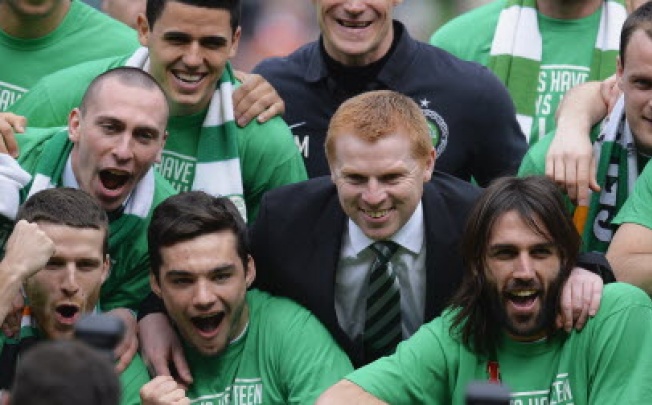 Celtic manager Neil Lennon (C) celebrates their victory with his team against Inverness Caledonian Thistle during their Scottish Premier League soccer match at Celtic Park Stadium in Glasgow, Scotland. Photo: Reuters
