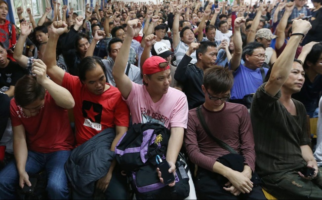 Striking dockers yesterday voted to reject a pay rise offer from their employers in Hong Kong's longest-running industrial dispute. Strike leaders are holding out for double-digit wage rises and improved working conditions. Photo: Sam Tsang
