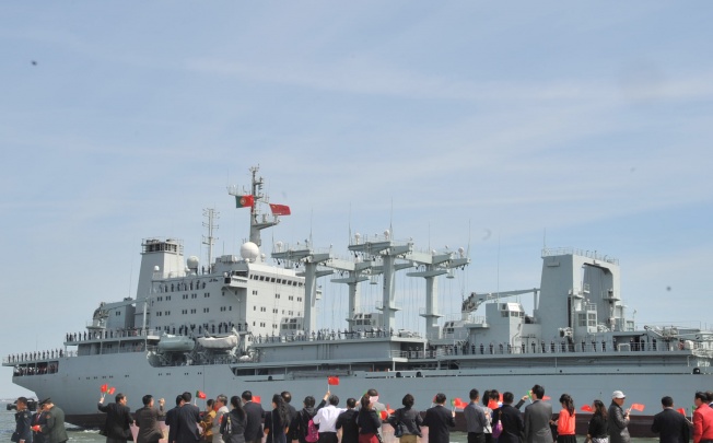 Staff of Chinese Embassy to Portugal, Portuguese Chinese and Portuguese navy officers see Chinese navy escort fleet off in Lisbon, capital of Portugal. Photo: Xinhua