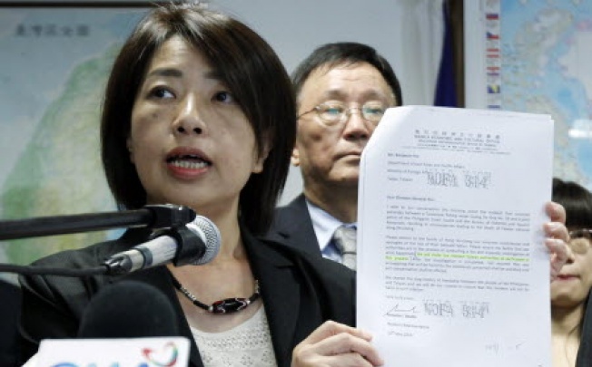 Taiwanese Ministry of Justice director for International and Cross-Straits Legal Affairs Chen Wen-chi (centre), gestures as she reads the report of her investigation team during a news conference. Photo: EPA