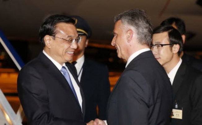 Chinese Premier Li Keqiang (L, front) is welcomed by Swiss Vice President and Foreign Minister Didier Burkhalter, upon his arrival in Zurich, Switzerland. Photo: Xinhua.
