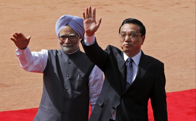 India's Prime Minister Manmohan Singh (left) and Chinese Premier Li Keqiang.