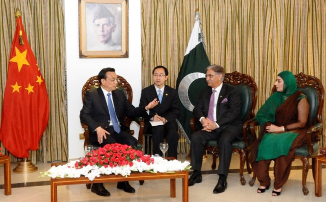 Chinese Premier Li Keqiang (left) talking with Pakistan's Senate Chairman Nayyar Bukhari, as former speaker of Pakistan's National Assembly Fehmida Mirza looks on. Photo: EPA