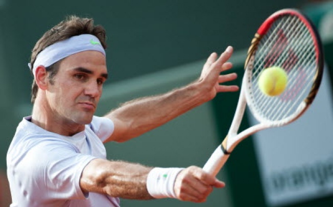 Roger Federer of Switzerland returns a shot during the men's singles second round match against Somdev Devvarman of India at the 2013 French Open tennis tournament at Roland Garros in Paris, France. Photo: Xinhua