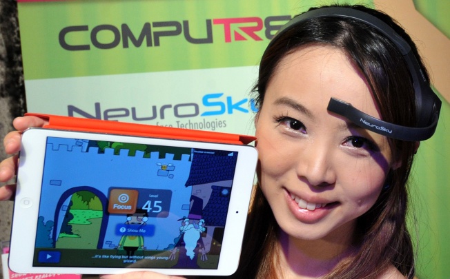 A promoter wears the "MindWave Mobile" during a pre-show press conference for the 2013 Computex Taipei show. Photo: AFP