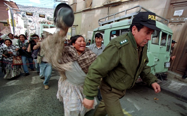 Bolivian Indian woman insults a police officer in La Paz in April 2000. Photo: Reuters