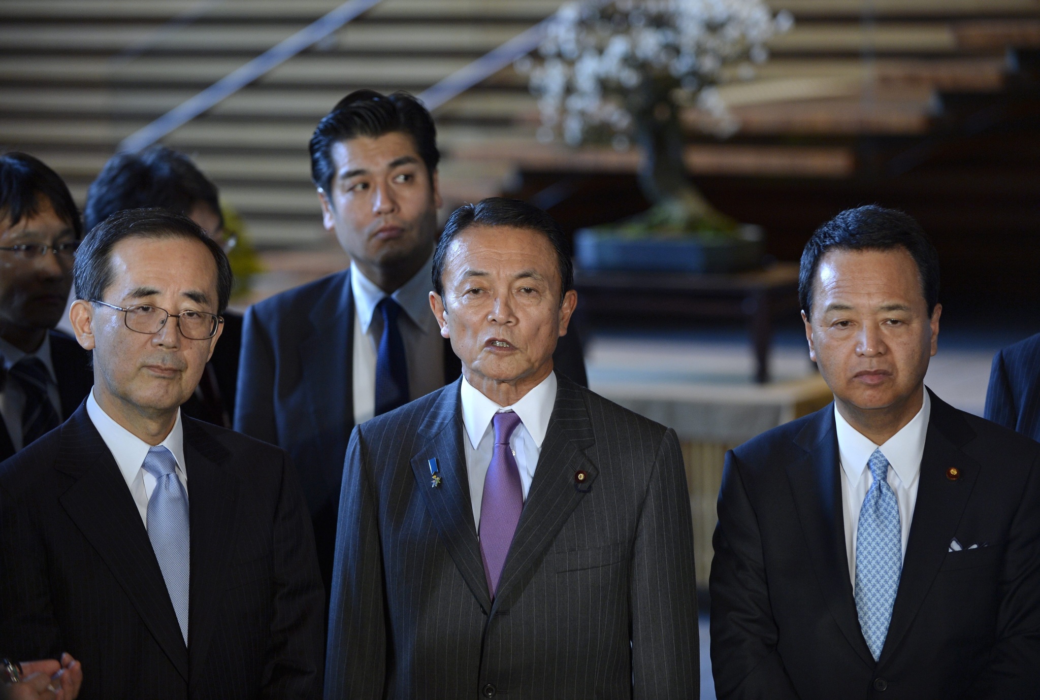 Japan's Finance Minister Taro Aso (C) speaks to reporters with Bank of Japan Governor Masaaki Shirakawa (L) and Economics Minister Akira Amari (R) at the prime minister's official residence in Tokyo. Photo: EPA