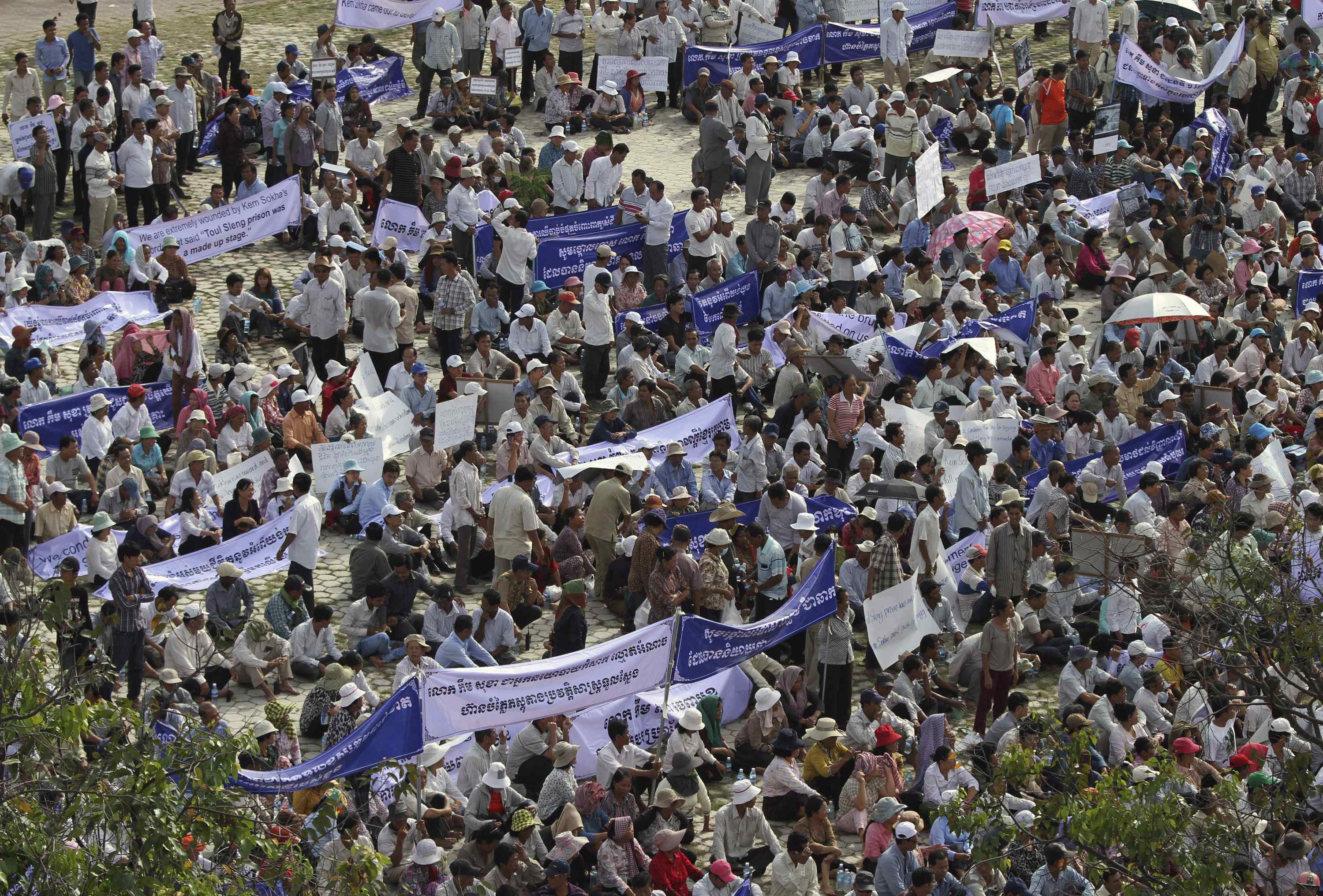 Protestors gather to rally against acting CNRP chief Kem Sokha at Freedom Park in Phnom Penh. Photo: Reuters