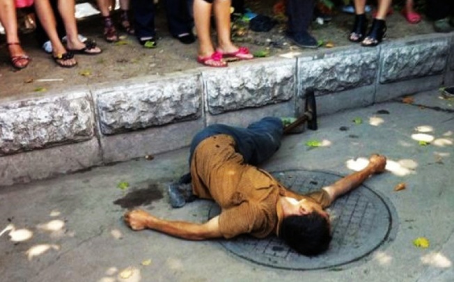 A street hawker in Guizhou province was allegedly beaten to death by chengguan in 2011.