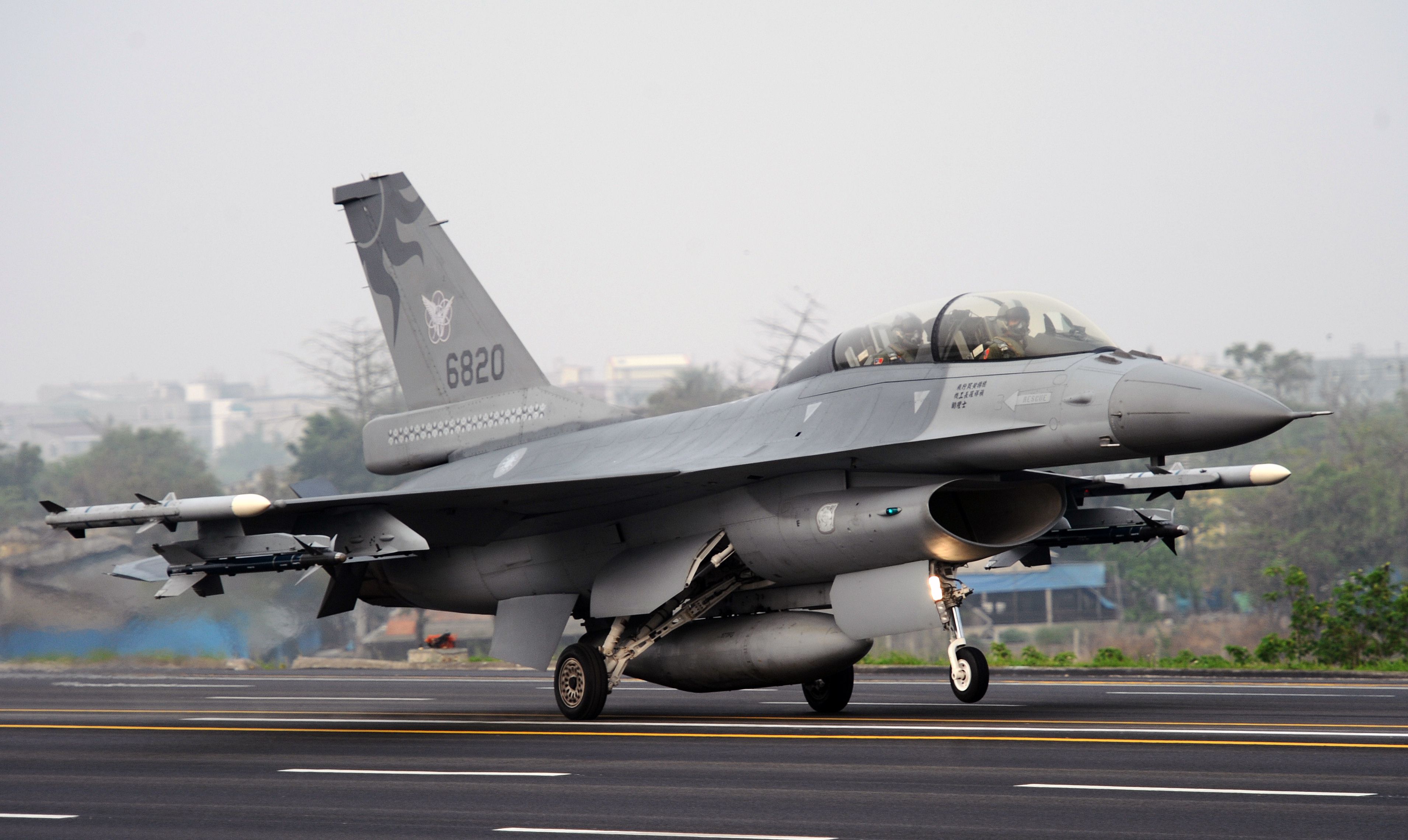 A US-made F-16 figther jet lands on a highway near southern Tainan city, Taiwan. Photo: AFP