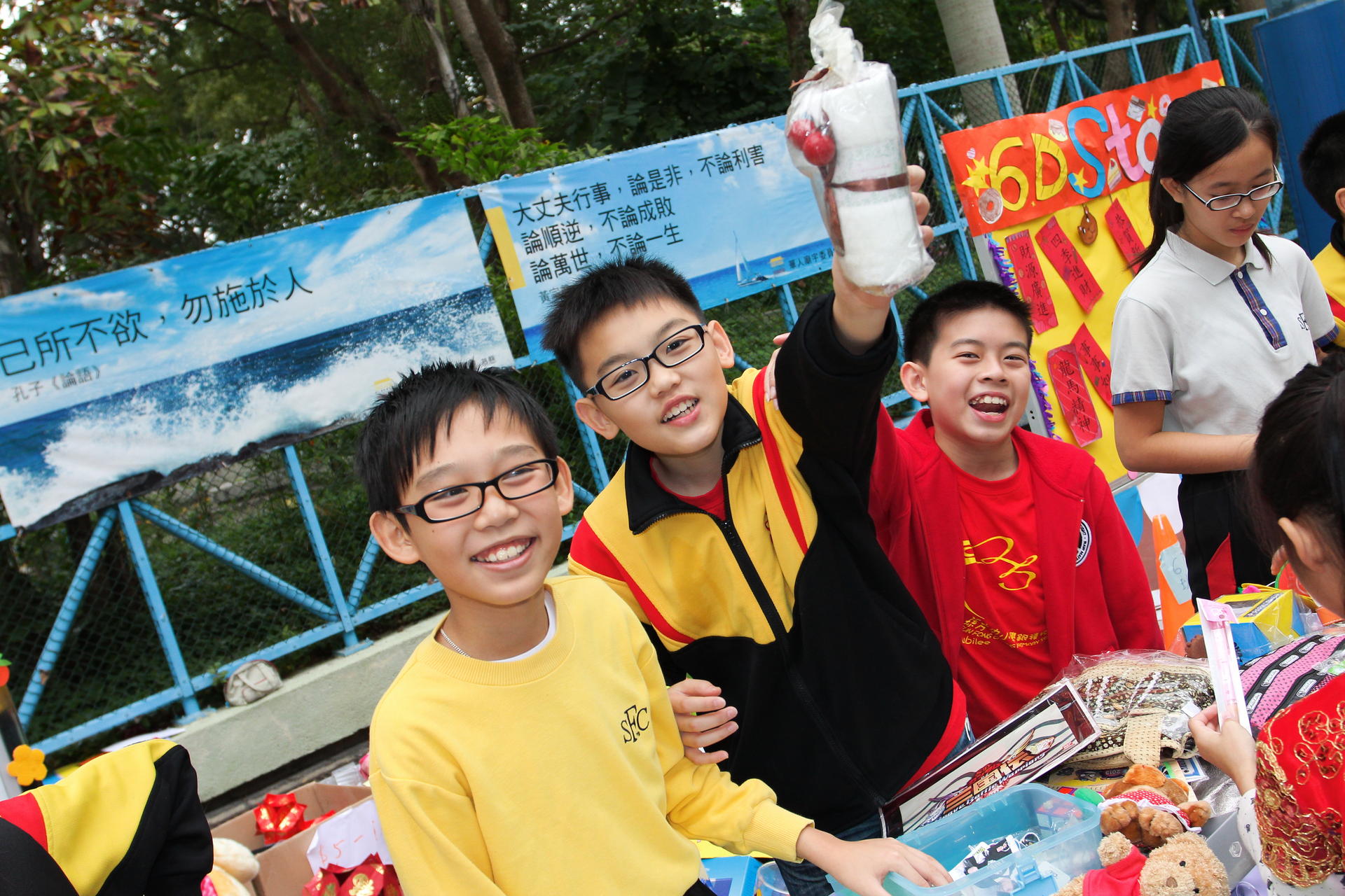 Students of Sun Fong Chung Primary School ran a market as a learning experience.