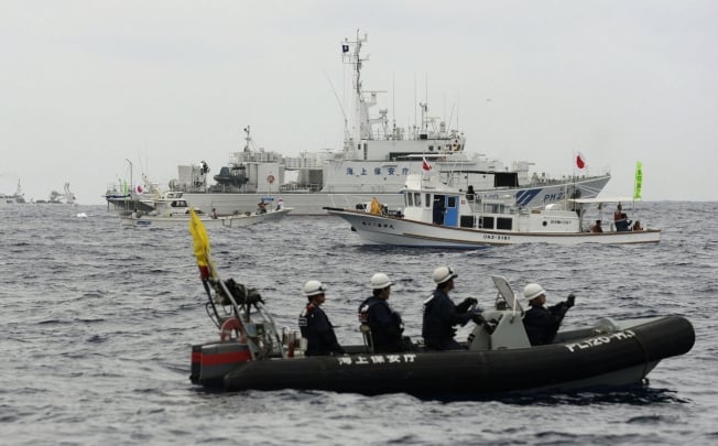 Japan Coast Guard blocks Chinese marine surveillance ship trying to approach Japanese fishing boats in the East China Sea, May 2013. Photo: Reuters