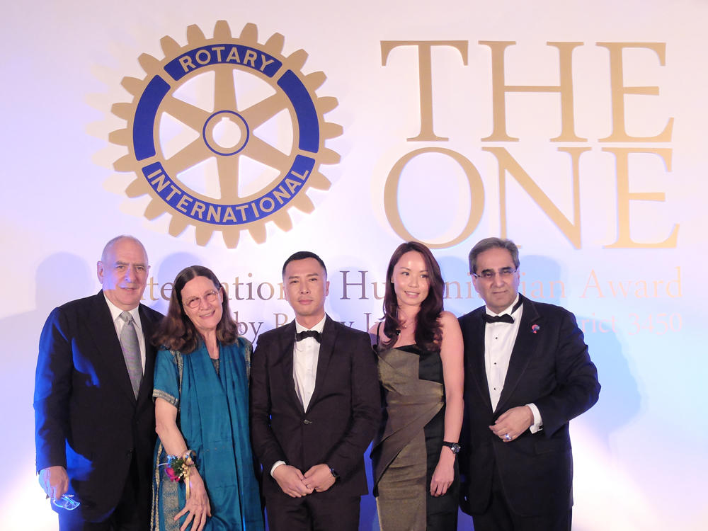 Award recipient Valerie Ann Taylor (second from left) with Richard Elman (left), Donnie Yen Ji-Dan, Roraine Tang and David Harilela (right) at The One International Humanitarian Award 2013 gala dinner.