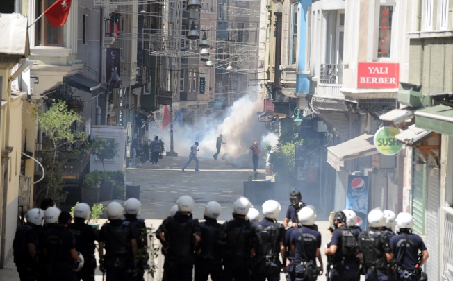 Turkish protestors and riot policemen clash on June 1, 2013, during a protest against the demolition of Taksim Gezi Park, in Taksim Square in Istanbul, Photo: AFP