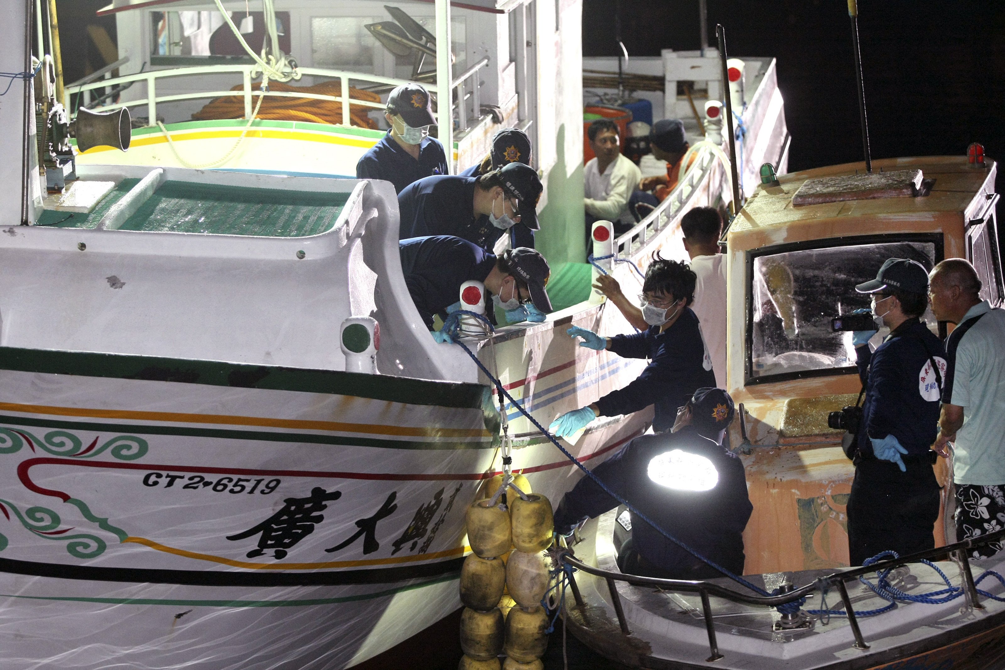 Taiwanese fisherman Hung Shih-cheng's boat, the Kuang Ta Hsing No 28, is inspected by Taiwanese officers after arriving at Liuqiu port in Pingtung County, Taiwan, on May 11. Photo: AP