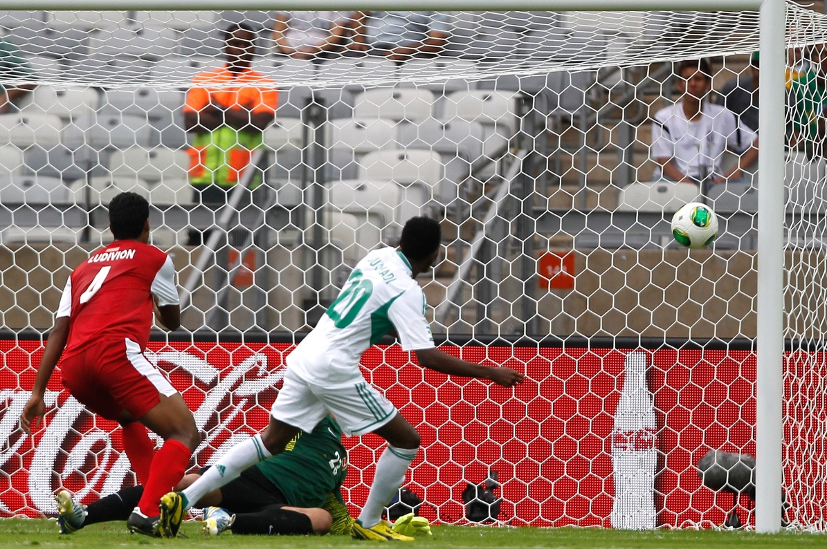 Nigeria's Nnamdi Oduamadi (R) scores during the FIFA's Confederations Cup Brazil 2013 match against Tahiti, held at Mineirao Stadium, in Belo Horizonte, Minas Gerais state, Brazil, on Sunday. Photo: Xinhua