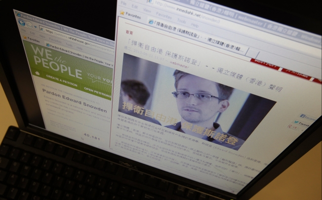 Statement by Hong Kong online media platform supporting Snowden displayed alongside White House website on computer screen in Hong Kong. Photo: Reuters