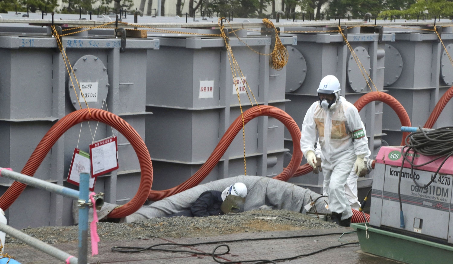 A  worker walks in front of water tanks at Tokyo Electric Power Company's (Tepco) tsunami-crippled Fukushima Daiichi nuclear power plant in Fukushima prefecture. Photo: AFP