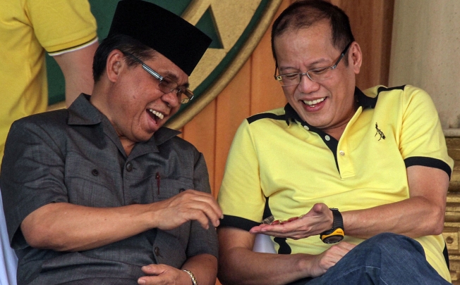 Philippine President Benigno Aquino (R) and Moro Islamic Liberation Front (MILF) chief Murad Ebrahim in southern island of Mindanao in February 2012. Photo: AFP