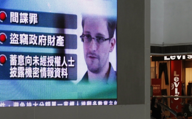 A monitor broadcasts news on US government charges against Edward Snowden at a shopping mall in Hong Kong on June 22, 2013. Photo: Reuters