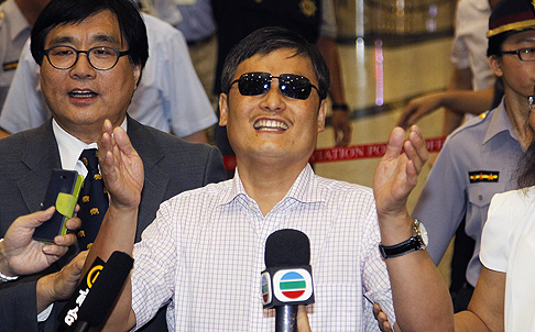 Chinese activist Chen Guangcheng arrives in Taiwan's airport. Photo: AP