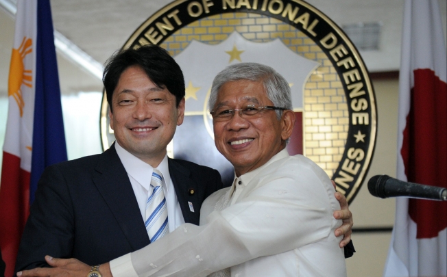 Japanese Defence Minister Itsunori Onodera (L) and his Philippine counterpart Voltaire Gazmin. Photo: AFP