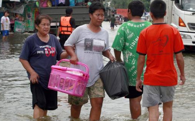 Bangkok residents cope with Thailand's floods in 2012. A Thai court has ordered the government to hold public hearings before it begins US$11 billion of flood prevention projects. Photo: AP