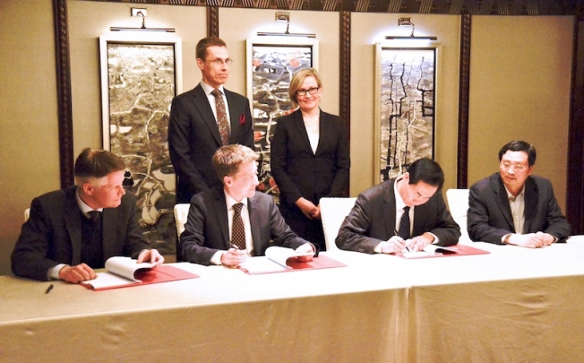 (Standing, from left): Alexander Stubb, Minister for Foreign Trade of Finland; and Marja Aspelund, Finland's Consul General in Shanghai. (Seated, from left): Antti Puurunen, Runtech vice-president of sales and member of board; Jussi Nykänen, CEO and chairman of GreenStream; Zhang Jianlin, general manager, Shandong Guanghua Paper and a signatory to EPC contract; and Xu Hongxiang, vice-general manager, Shandong Henglian Investment