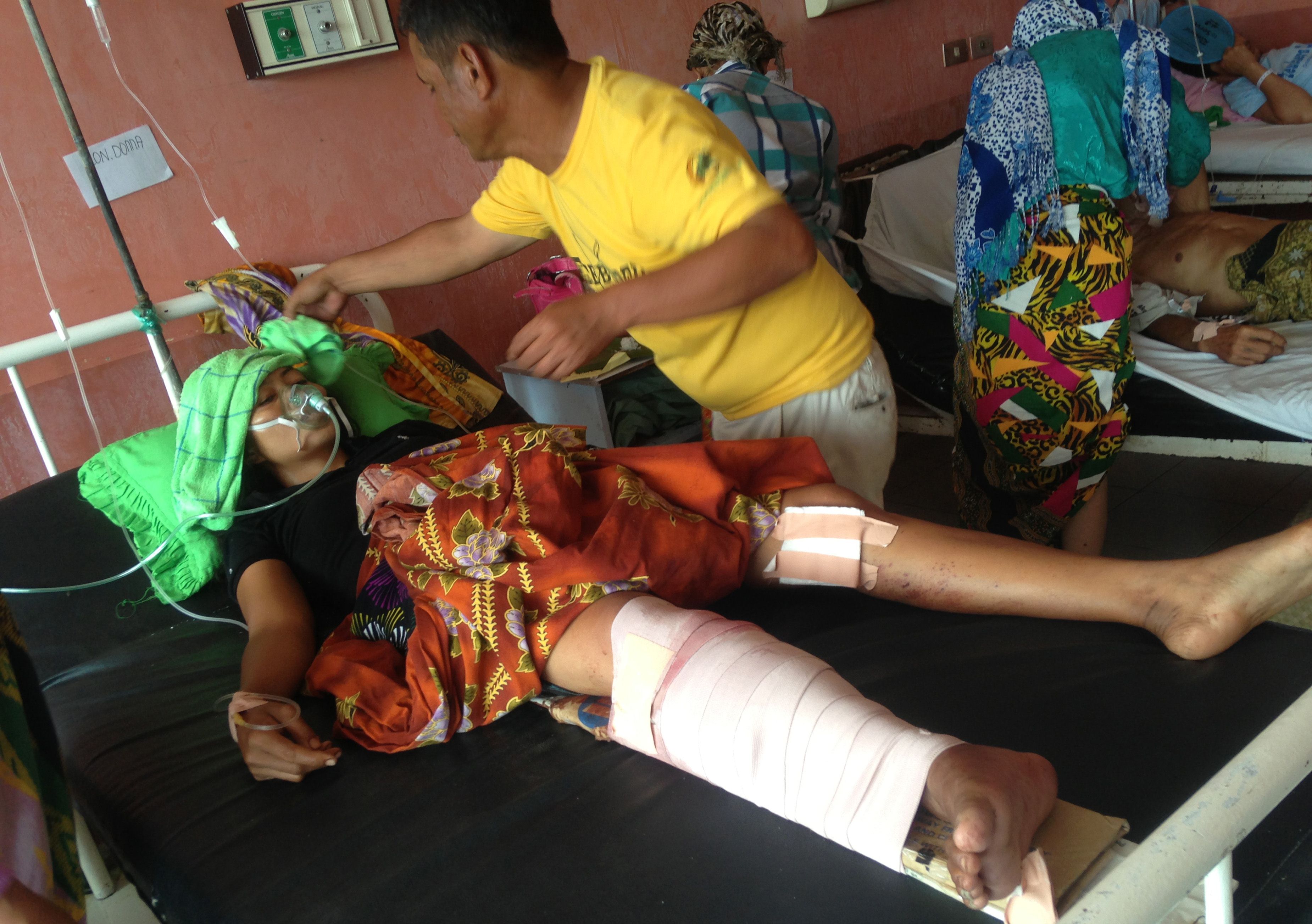 A woman receives medical help after getting injured in a crossfire between government forces and the renegade Muslim guerilla group Bangsamoro Islamic Freedom Fighters, in Cotabato. Photo: AFP 