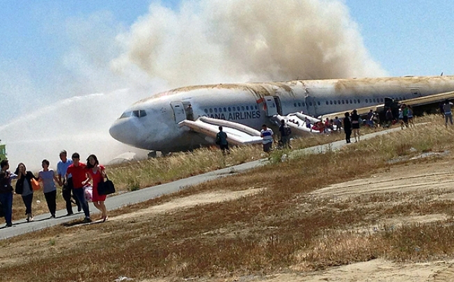 Passengers evacuate the stricken Asiana Airlines Boeing 777. Photo: Reuters
