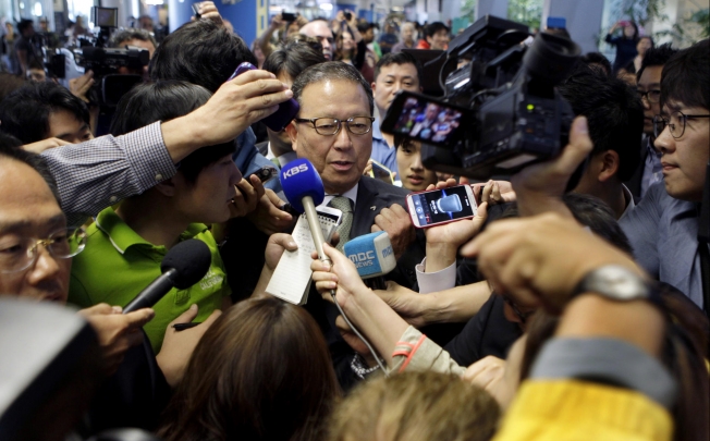 Asiana Airlines CEO Yoon Young-doo is surrounded by reporters after his arrival at San Francisco's airport on Tuesday. Photo: AP