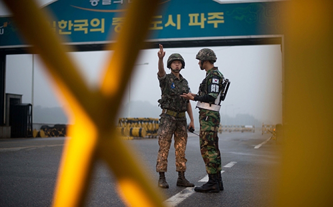 South Korean soldiers stand at a military checkpoint leading to North Korea's Kaesong joint industrial complex, in the border city of Paju early on Wednesday. Photo: AFP