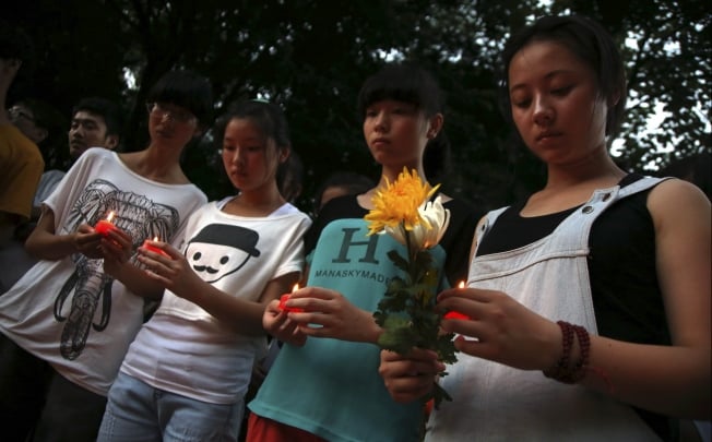 Jiangsu residents gather to mourn for the two victims of the Asiana airline plane crash. Photo: AP