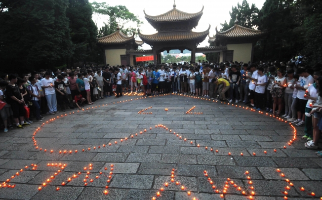 People gather in China's eastern Zhejiang province to mourn two Chinese girls killed in a South Korean passenger jet crash. Photo: AFP