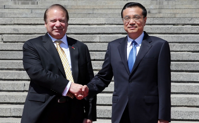 Chinese Premier Li Keqiang (R) holds a welcoming ceremony for visiting Pakistani Prime Minister Nawaz Sharif. Photo: Xinhua