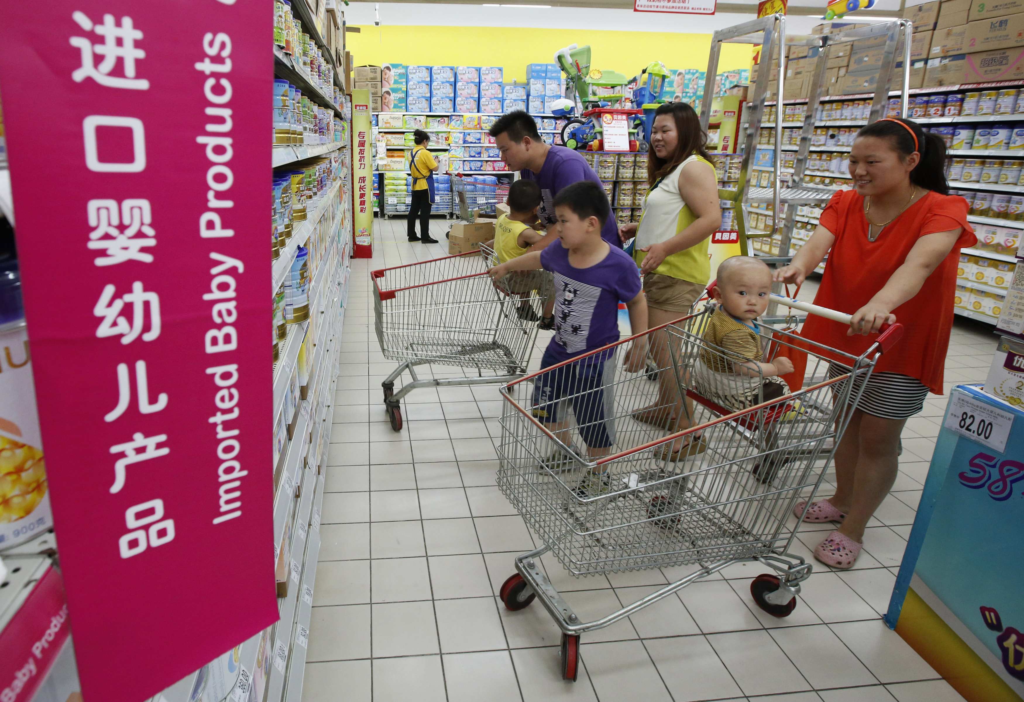 Foreign milk powders command a premium in mainland supermarkets. Photo: Reuters