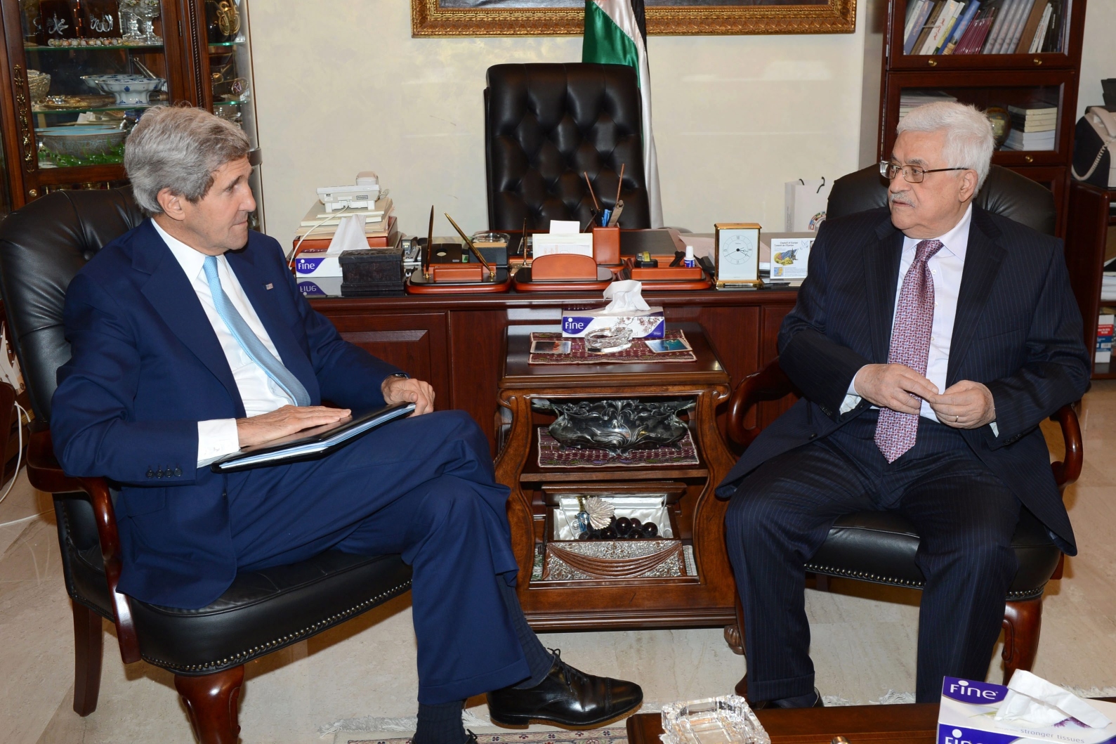 Palestinian President Mahmoud Abbas (R) as he meets with US Secretary of State John Kerry in Amman, Jordan. Photo: EPA