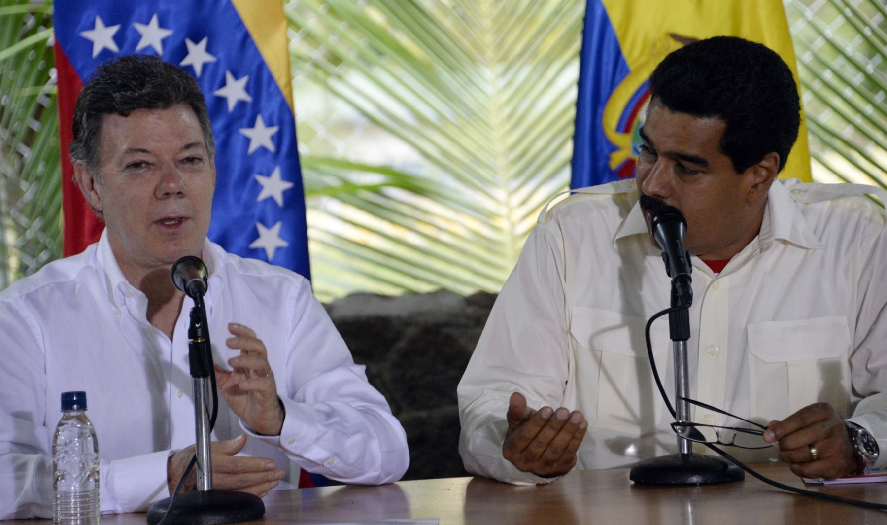 Venezuelan President Nicolas Maduro (left) listens to his Colombian counterpart Juan Manuel Santos during a joint press conference in Puerto Ayacucho, Amazona state. Photo: AFP